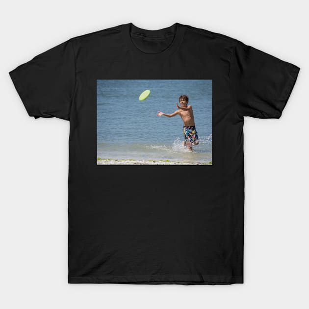 throwing the frisbee T-Shirt by sma1050